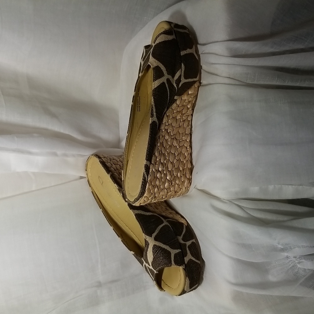 Sz 7 Giraffe Print wedges